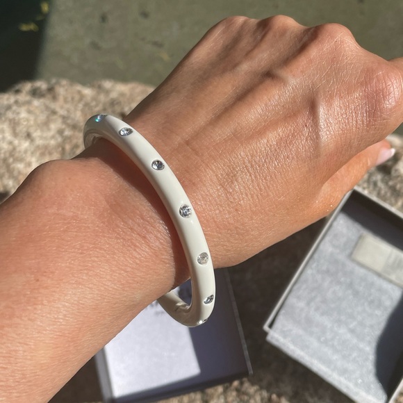 Chanel white plastic bangle - Picture 5 of 16